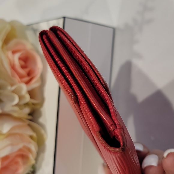 Authentic Louis Vuitton Epi wallet - Picture 3 of 9